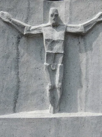 In hellen Stein gehauenes Christusrelief in Nahaufnahme