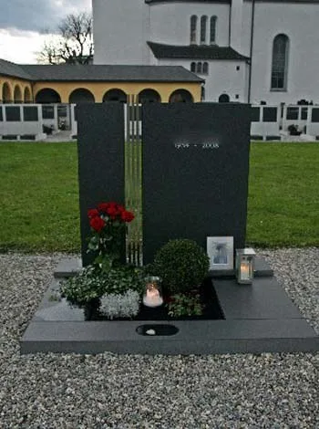 Zweiteilige schwarze Grabstele mit Laterne und bepflanztem Beet