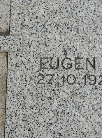 In hellen Granit gravierte Schrift in Nahaufnahme