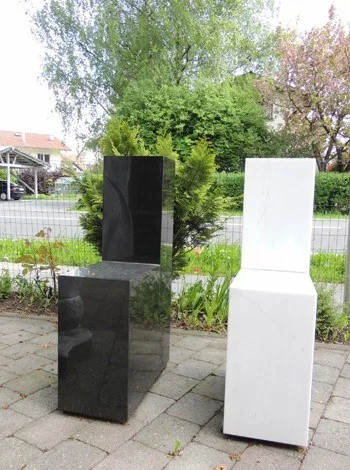 Stele aus geschichtetem Naturstein im Ausstellungsgarten