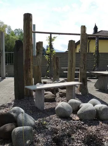 Naturstein-Element zwischen Bepflanzung auf dem Ausstellungsgelände